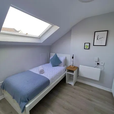 Fantastic Centre Location - Sleeps 5 Apartment