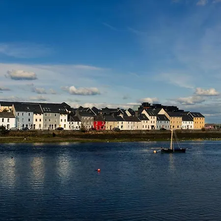 Fantastic Centre Location - Sleeps 5 * Galway