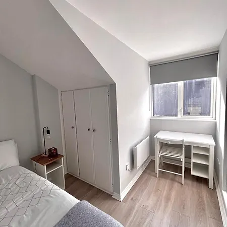 Apartment Fantastic Centre Location - Sleeps 5 *