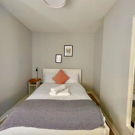 Fantastic Centre Location - Sleeps 5 Apartment