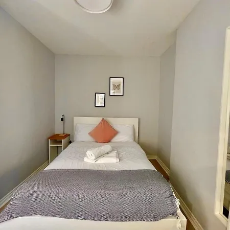 Fantastic Centre Location - Sleeps 5 Apartment